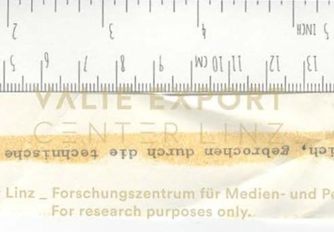 [VEC.003.904] - [er/sie bezieht sich, gebrochen durch die technische Einrichtung, auf sich selbs