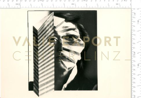 [VEC.001.506] - Selbstportrait mit Stiege und Hochhaus