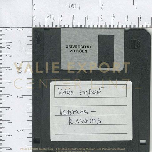 [VEC.002.367] - Rathaus - Vortrag Mai 2001 [Körper, Identität, Kunst. Über meine Arbeiten seit d
