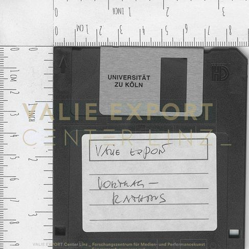 [VEC.002.367] - Rathaus - Vortrag Mai 2001 [Körper, Identität, Kunst. Über meine Arbeiten seit d