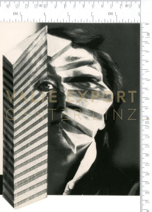 [VEC.001.504] - Selbstportrait mit Stiege und Hochhaus
