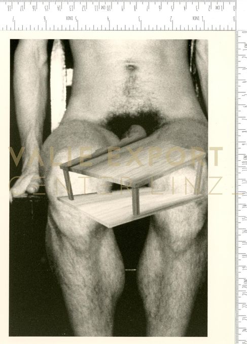 [VEC.001.477] - Mann mit Tisch. Var. B