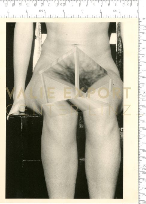 [VEC.001.483] - Frau mit Tisch