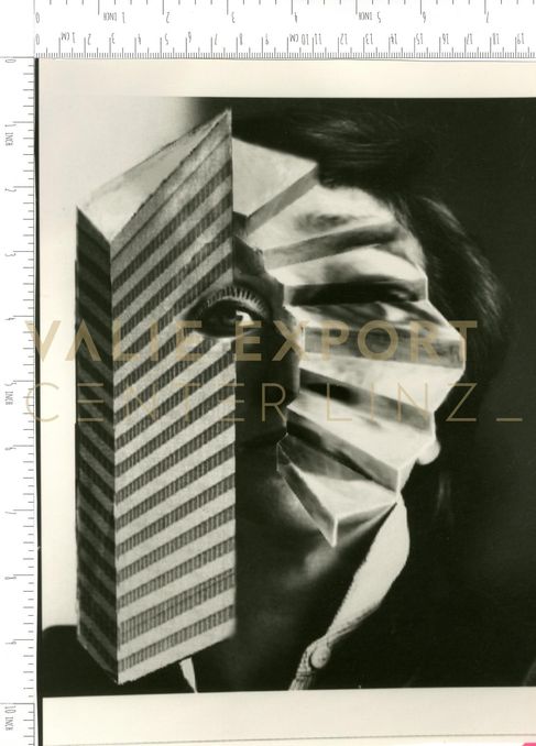 [VEC.001.505] - Selbstportrait mit Stiege und Hochhaus