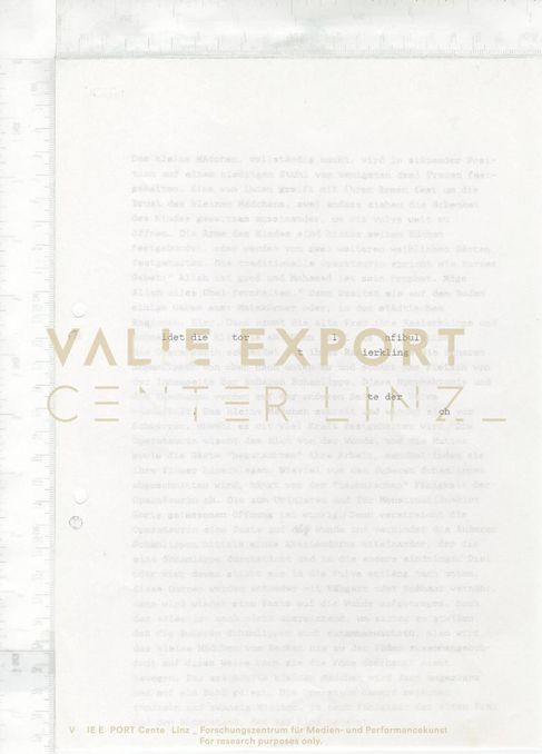 [VEC.000.909] - [Das kleine Mädchen, vollständig nackt, wird in sitzender Position ...]