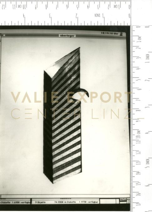 [VEC.001.519] - Selbstportrait mit Stiege und Hochhaus (Detail während Computerbearbeitung)