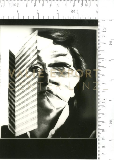 [VEC.001.517] - Selbstportrait mit Stiege und Hochhaus
