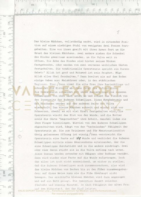 [VEC.000.909] - [Das kleine Mädchen, vollständig nackt, wird in sitzender Position ...]