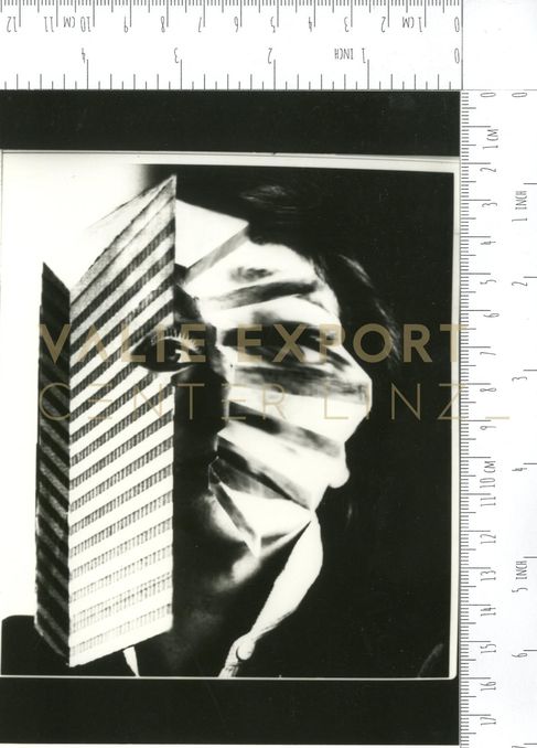 [VEC.001.516] - Selbstportrait mit Stiege und Hochhaus