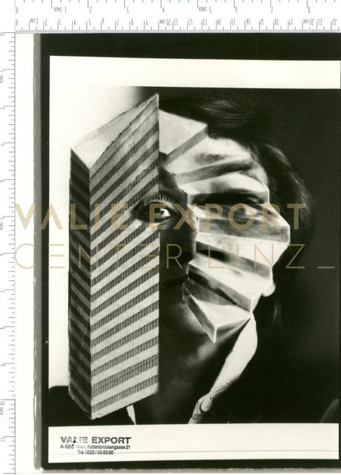[VEC.001.507] - Selbstportrait mit Stiege und Hochhaus